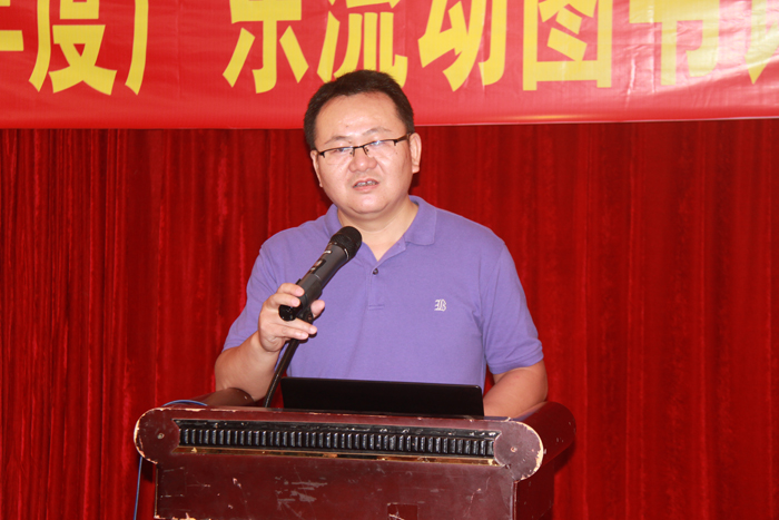 汕头市文化广电新闻出版局公共文化科科长张鹰主持仪式